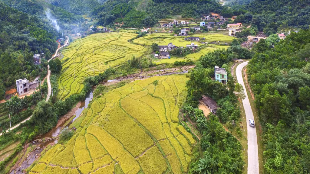 Hệ thống giao thông kết nối đã giúp bà con vùng sâu, vùng xa của tỉnh đi lại thuận lợi.