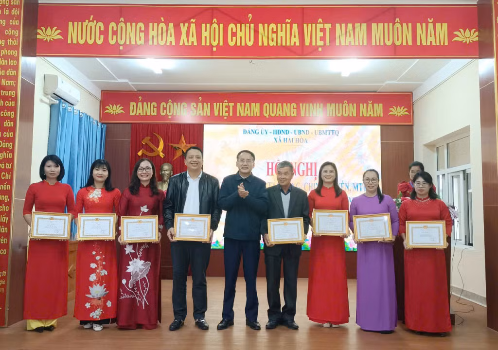 Chi bộ thôn 4 (thứ 3 từ phải qua) được BCH Đảng bộ xã Hải Hòa tặng Giấy khen hoàn thành xuất sắc nhiệm vụ năm 2024.
