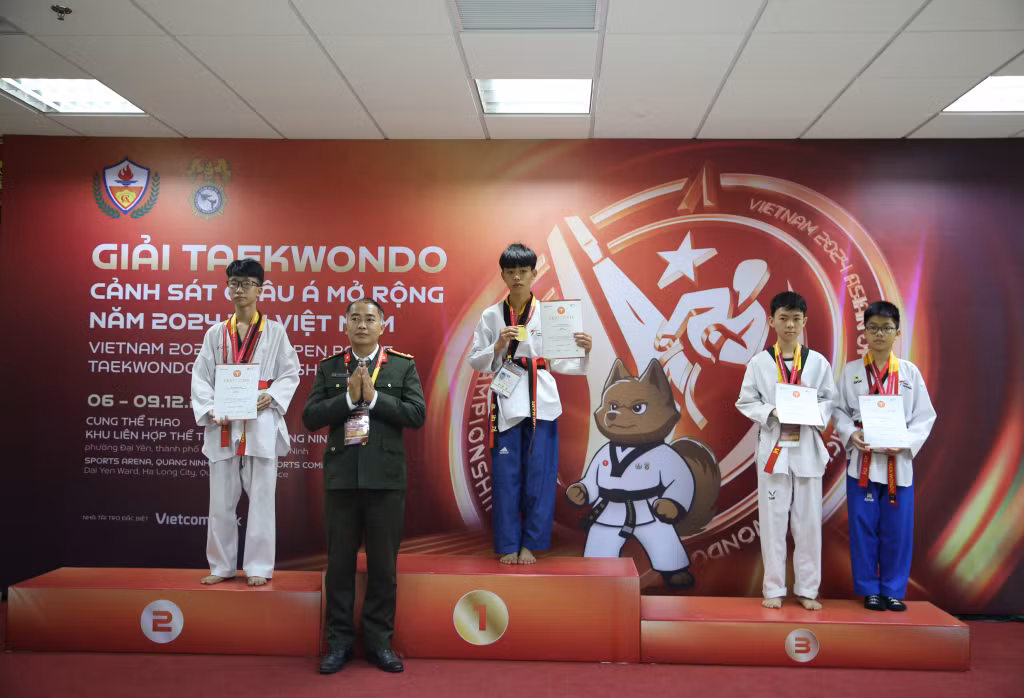 Trong ngày hôm nay, Ban tổ chức trao huy chương vàng, bạc, đồng ở một số nội dung thuộc hệ Festival Kyorugi và Cảnh sát chuyên nghiệp.