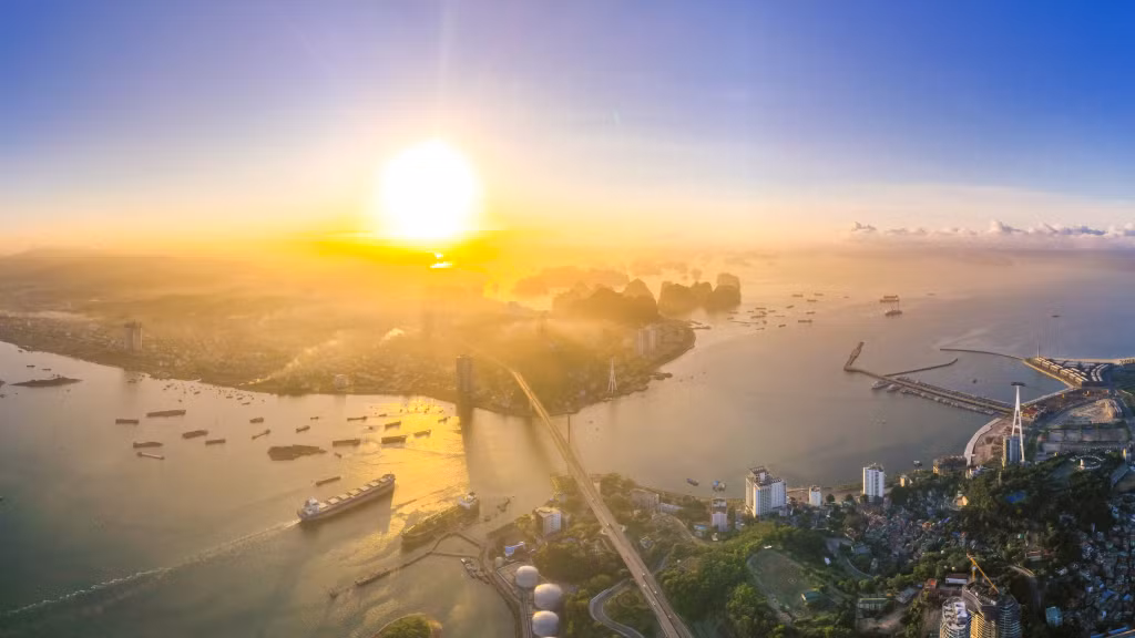 Cảnh đẹp đầy thơ mộng của Hạ Long khi đón ánh bình minh.