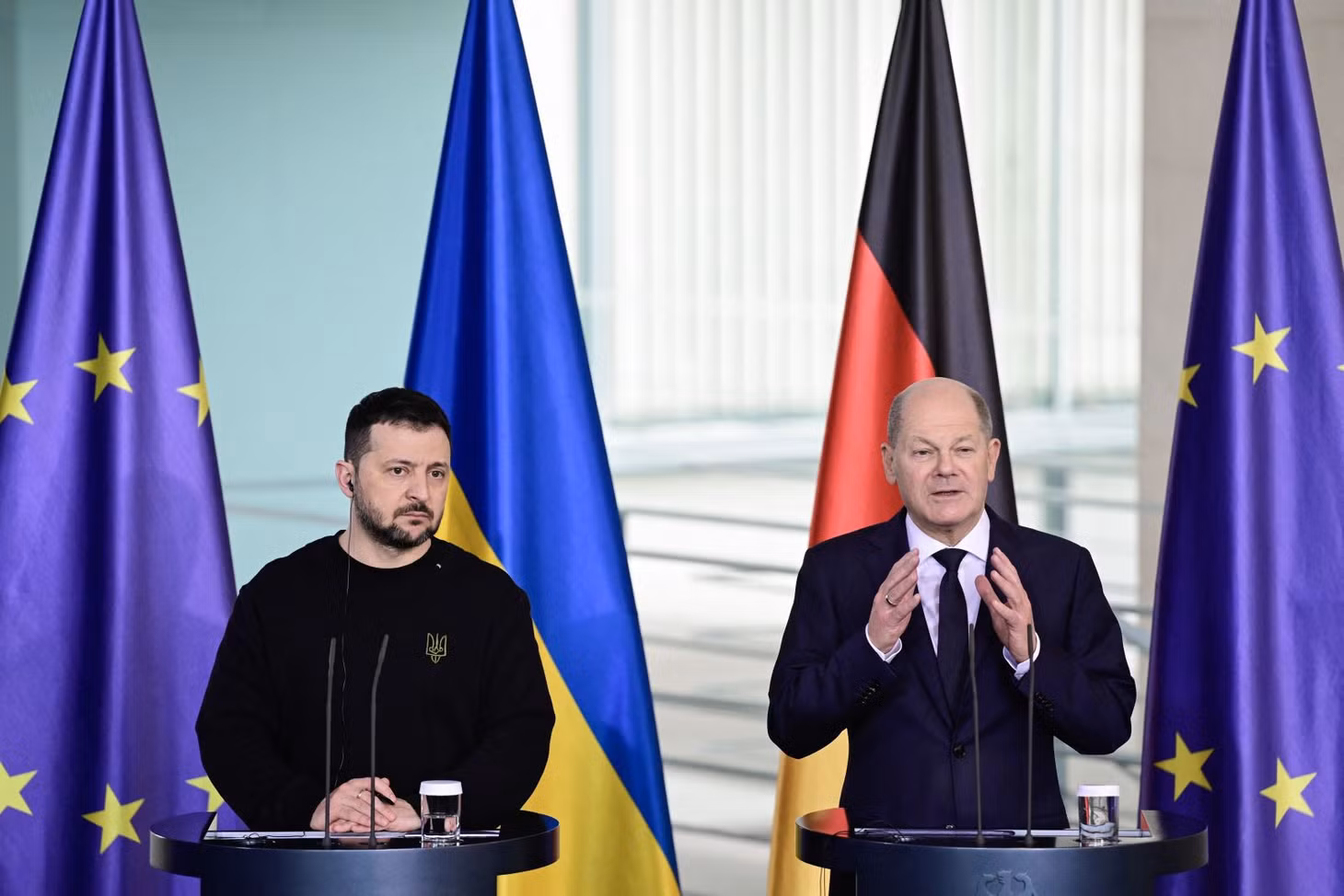 Thủ tướng Đức Olaf Scholz (phải) và Tổng thống Ukraine Volodymyr Zelensky trong cuộc họp báo ở Berlin ngày 16/2/2024. AFP/TTXVN