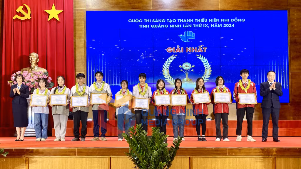2024-12_Cuộc thi Sáng tạo thanh thiếu niên nhi đồng tỉnh lần thứ IX - Giải Nhất cuộc thi được trao cho các em học sinh của Trường THPT Cẩm Phả, Trường THCS Mạo Khê I và THCS Mạo Khê II. Ảnh: Thu Phương