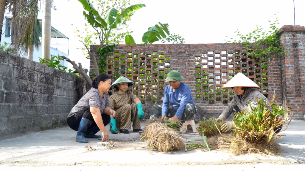 Gia đình ông Thiết đã có gần 40 năm gắn bó với nghề làm hương bài.