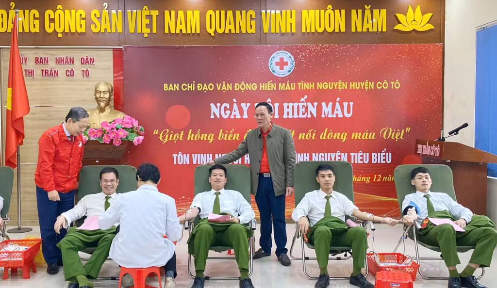 Các chiến sĩ công an huyện Cô Tô tham gia Ngày hội hiến máu tình nguyện.