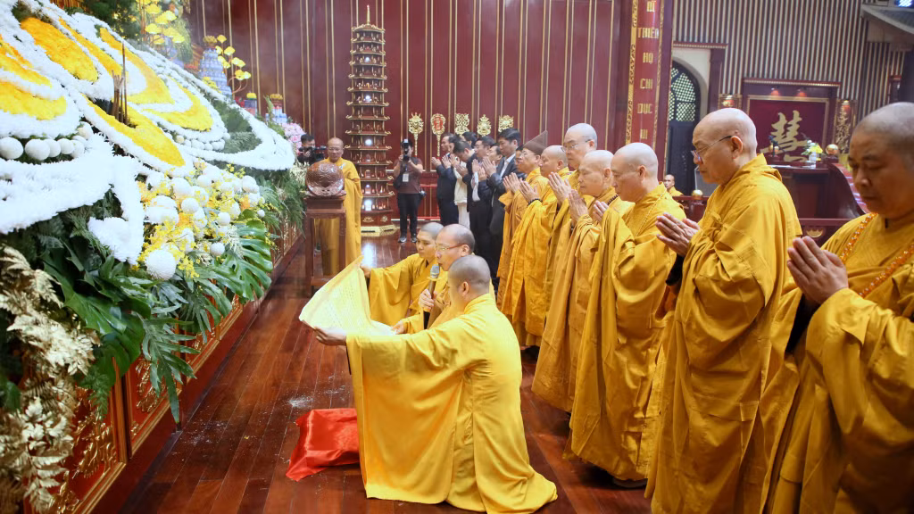 Các chư tôn đức giám phẩm Phật giáo và các vị đại biểu thực hiện nghi lễ dâng hương tại Đại lễ tưởng niệm.
