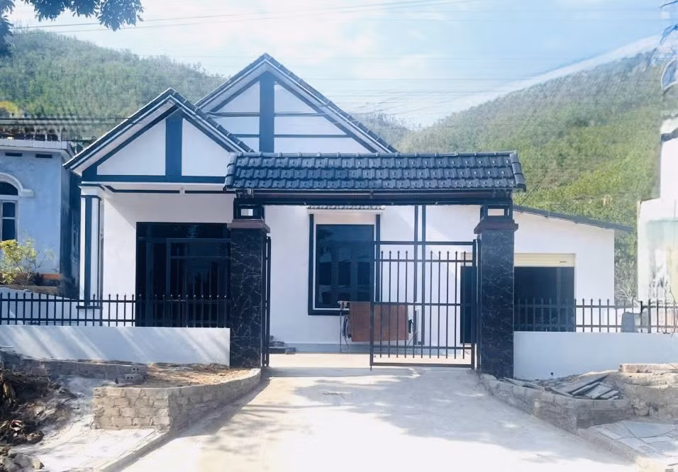 Ngôi nhà mới khang trang của bà Hoàng Thị Nhan, thôn Trường Tiến, xã Hải Lạng (Tiên Yên).