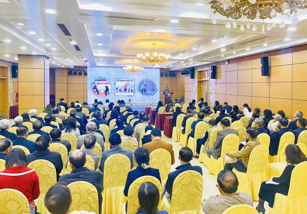Lãnh đạo Ủy ban MTTQ tỉnh truyền đạt thông tin về công tác triển khai, hướng dẫn bầu thành viên Ban TTND theo quy định pháp luật tại hội nghị.