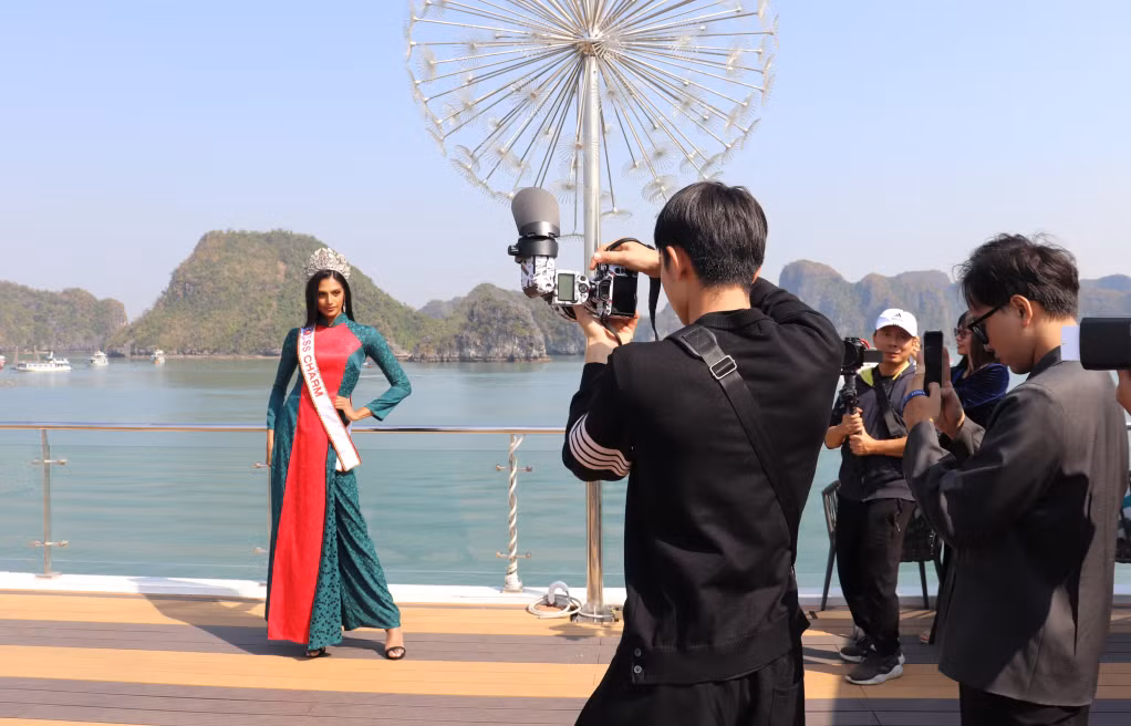 Hoa hậu Miss Charm 2024 Rashmita Rasindran quảng bá hình ảnh Vịnh Hạ Long. 