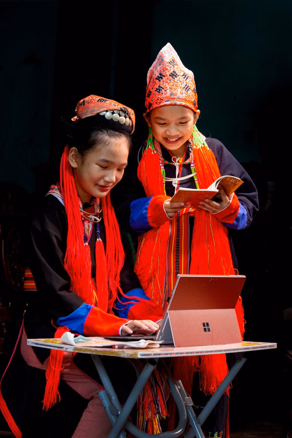 Người Dao Thanh Y xã Bằng Cả (TP Hạ Long) sử dụng các tiện ích công nghệ trong cuộc sống thường ngày. Ảnh: Dương Phượng Đại (CTV)
