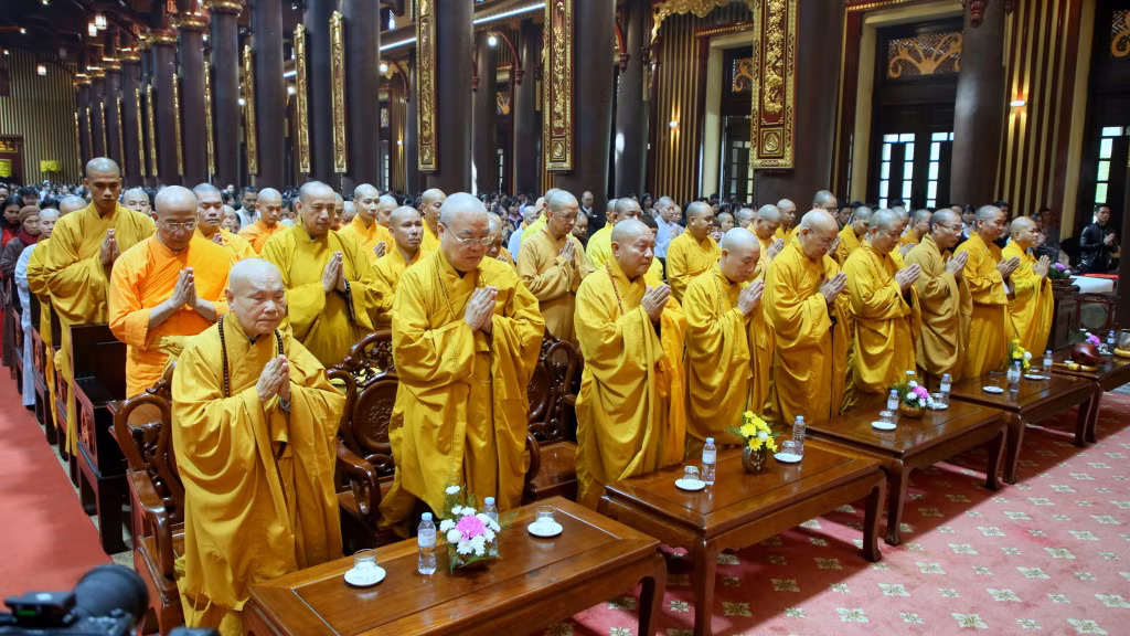 Các chư tôn đức giám phẩm Phật giáo thành kính dự Đại lễ tưởng niệm.