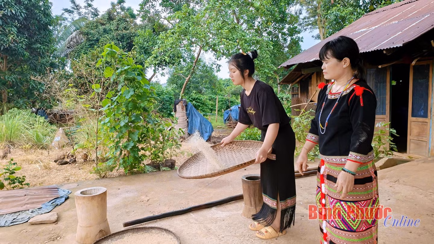 Những người trẻ cũng được khuyến khích làm các công đoạn của việc giã gạo
