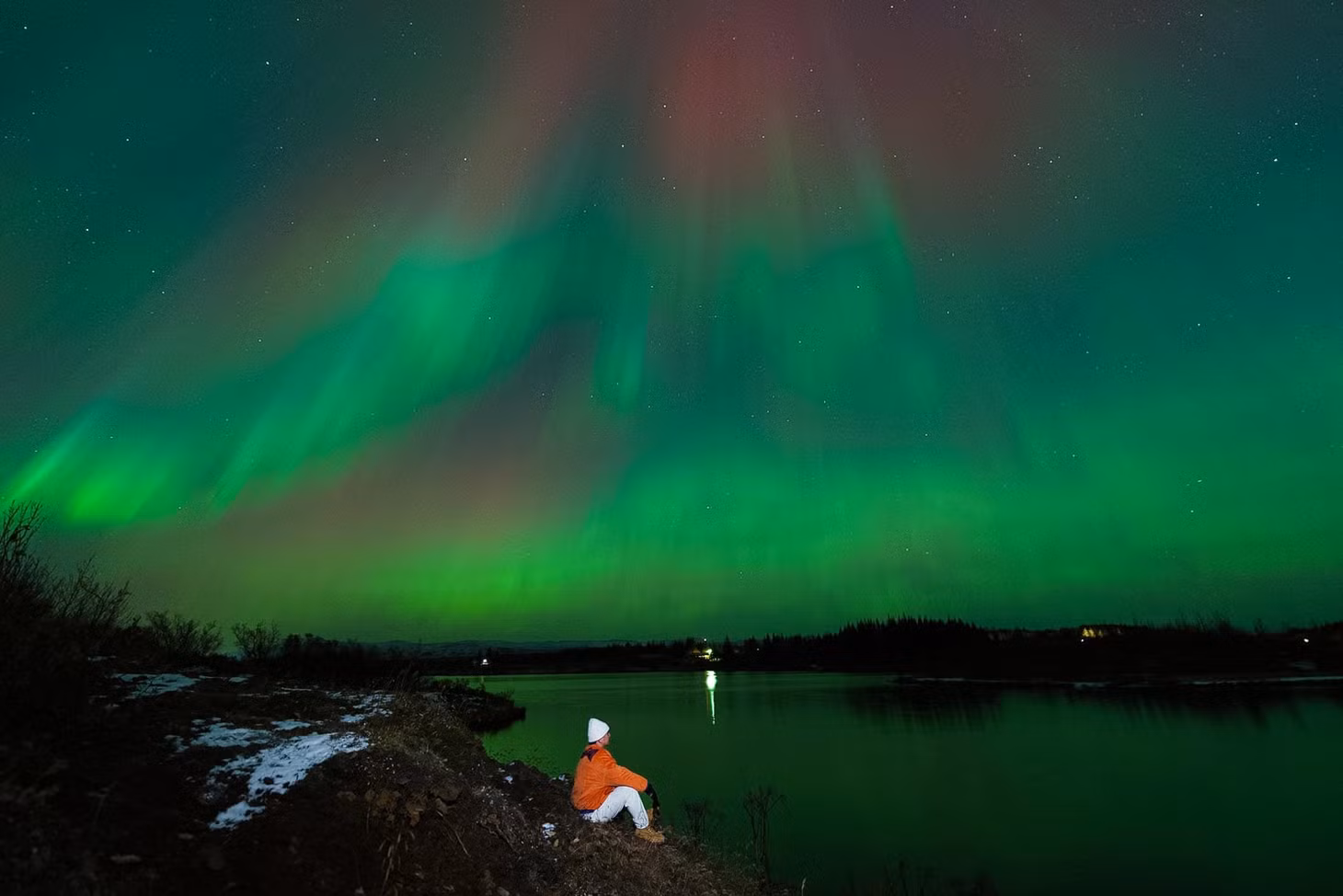 Theo anh Kevin Phan, hướng dẫn viên du lịch tại Iceland, ngắm cực quang ở quốc gia này thuận tiện hơn so với các nước Bắc Âu khác. Nếu như tại Phần Lan, cực quang chỉ xuất hiện ở một số vùng, thì tại Iceland, du khách có thể chiêm ngưỡng hiện tượng này ở khắp cả nước, miễn là trời quang mây. Ảnh: Kevin Phan