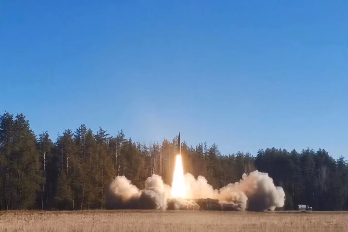 Tên lửa đạn đạo chiến thuật Iskander phóng vào các vị trí của Ukraine. Ảnh: Sputnik