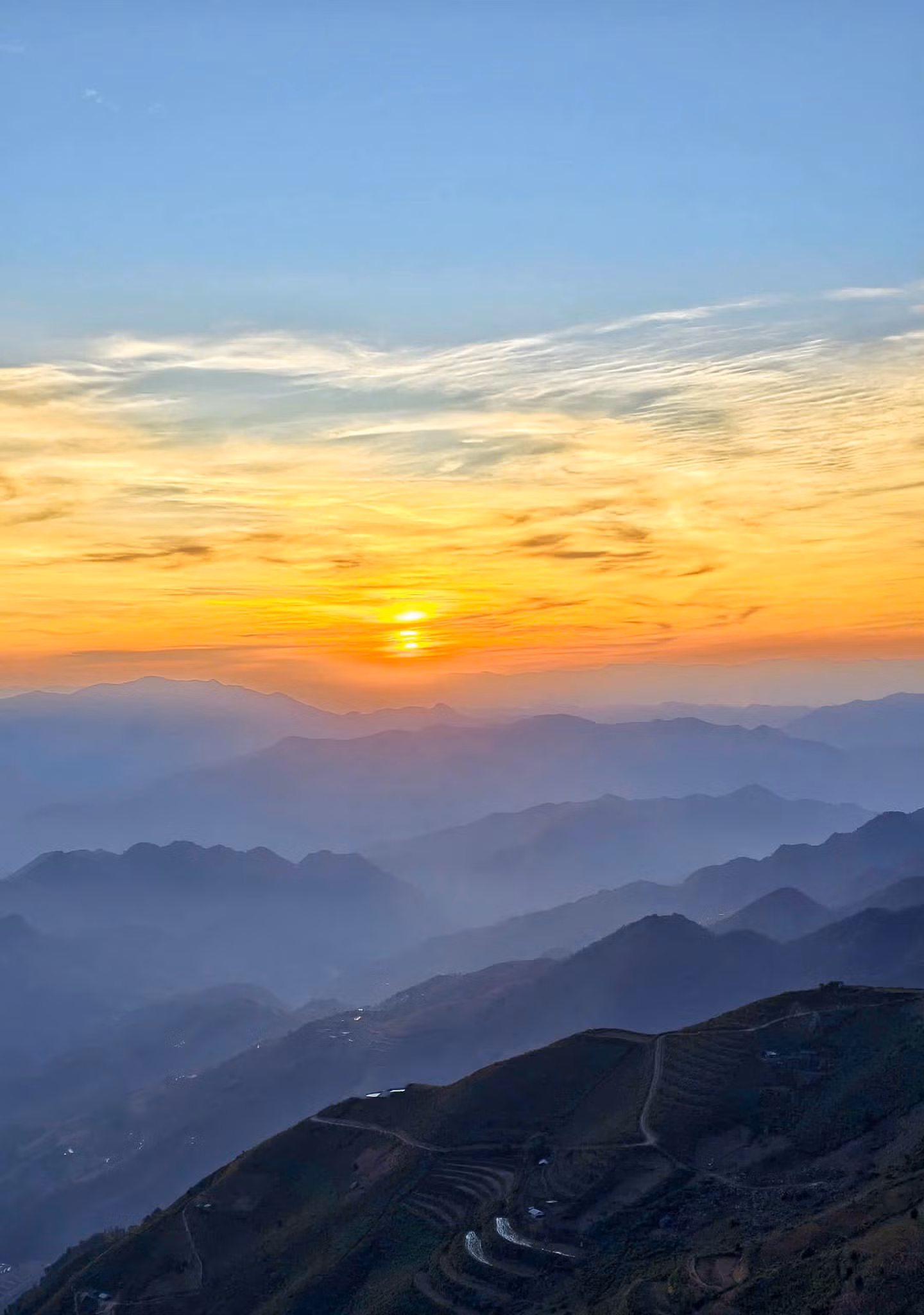 Mặt trời đã xuống rất thấp, dần nhường chỗ cho mặt trăng. Ánh sáng ít ỏi còn sót lại rực đỏ tỏa lên biển mây bên đường chân trời ngày một phân định rõ rệt. Vào ngày đẹp trời, du khách còn có thể thấy cả biển mây bồng bềnh.