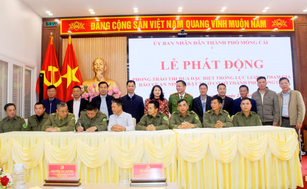 Đại diện lực lượng ANTT ở cơ sở của các xã, phường ký kết giao ước thi đua.