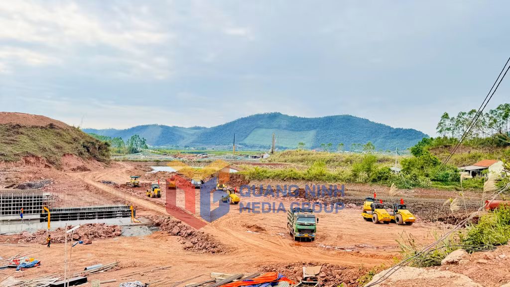 2024-12_Dự án tuyến đường kết nối từ QL4B đến QL18- thi công đắp nền K95, K98. Ảnh: Mạnh Trường