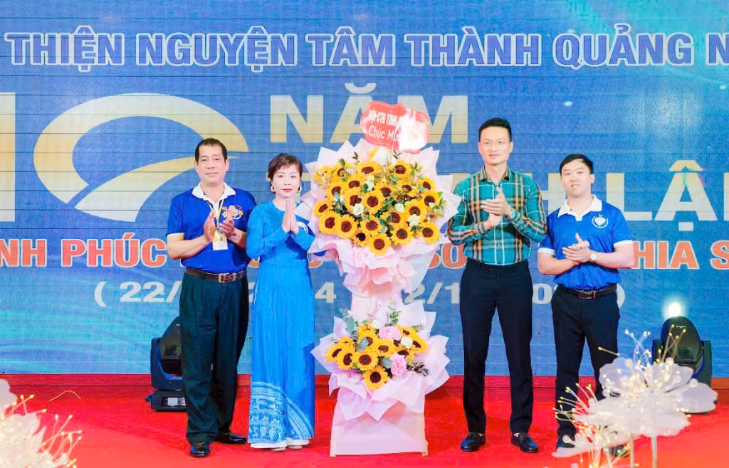 Lãnh đạo Hội CTĐ tỉnh chúc mừng CLB Thiện nguyện Tâm Thành Quảng Ninh kỷ niệm 10 Ngày thành lập, tháng 11/2024.