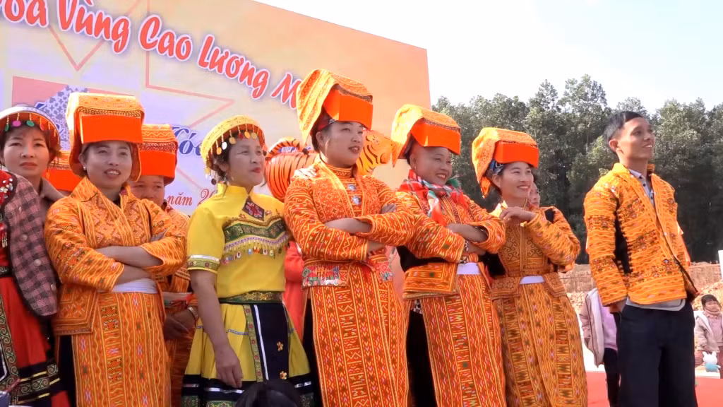 Trang phục của người Dao Lô Gang chính là những tác phẩm thủ công rực rỡ, tinh tế.