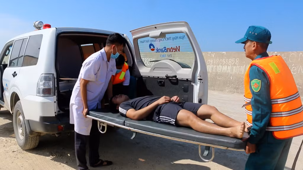 Lực lượng vũ trang huyện Cô Tô phối hợp thực hiện cứu hộ, cứu nạn trong cuộc diễn tập phòng chống thiên tai - tìm kiếm cứu nạn và phòng thủ dân sự 2024.