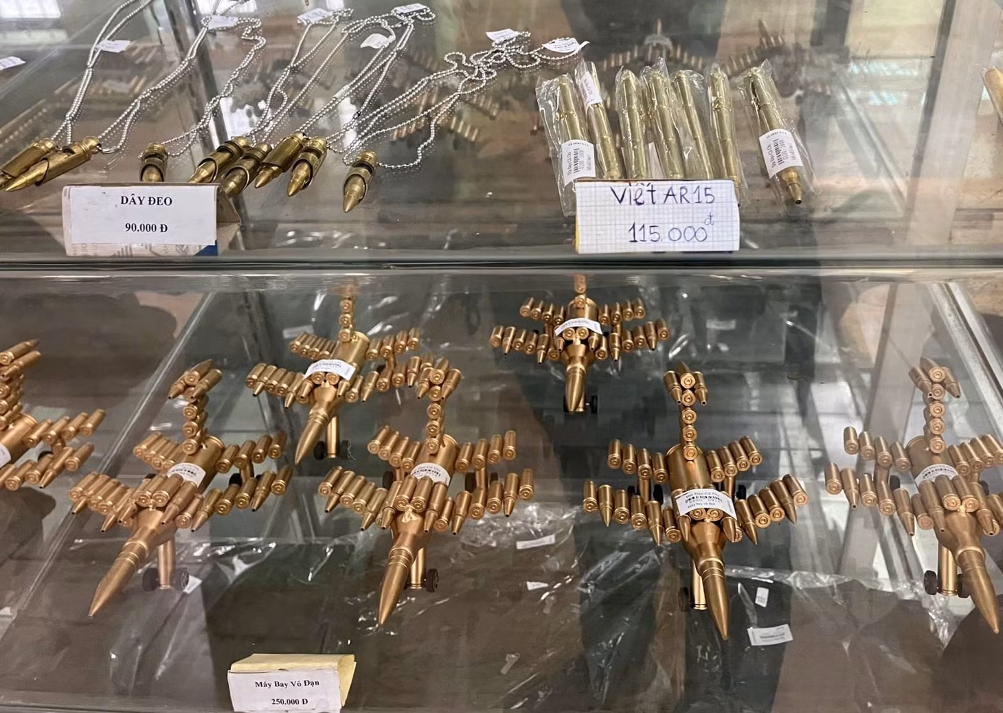 Những vỏ đạn sau khi sử dụng được tái chế thành các sản phẩm quà lưu niệm để du khách lựa chọn.