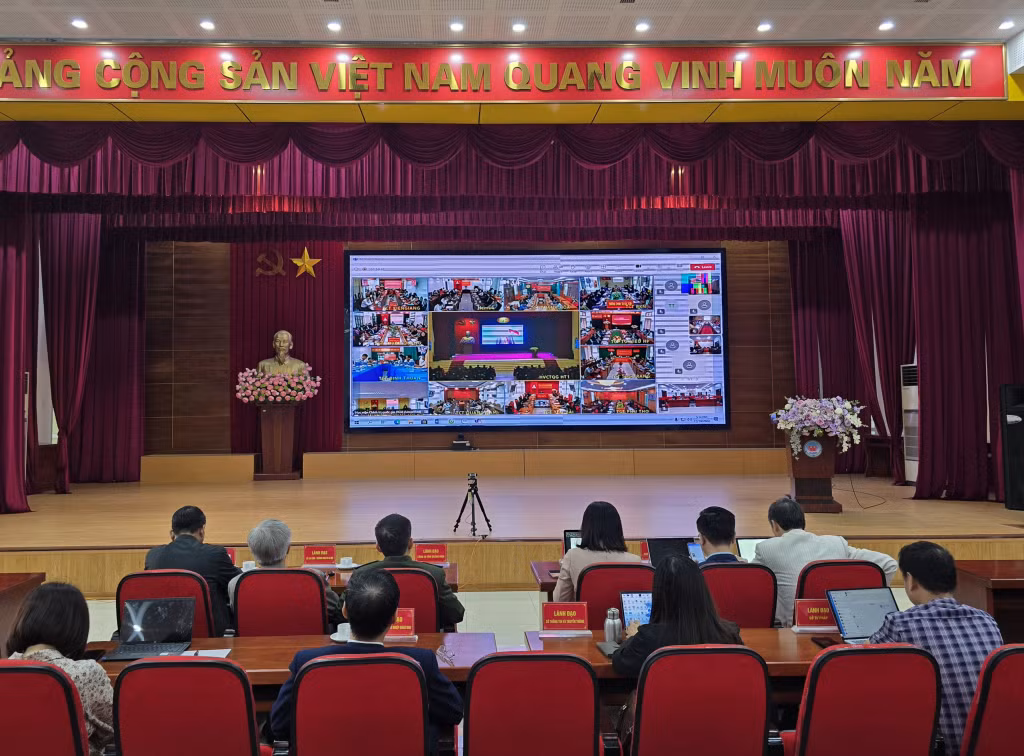 Các đại biểu dự hội nghị từ điểm cầu Trường Đào tạo cán bộ Nguyễn Văn Cừ.