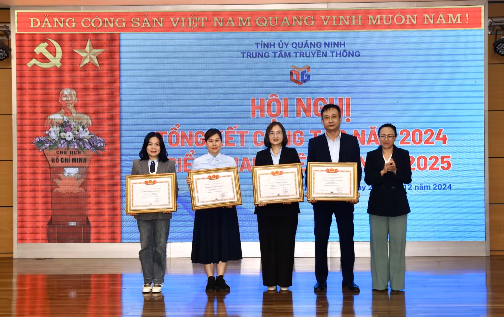 Đồng chí Lê Ngọc Hân, Giám đốc Sở Thông tin và Truyền thông trao danh hiệu tập thể lao động xuất sắc của Chủ tịch UBND tỉnh cho các tập thể xuất sắc.