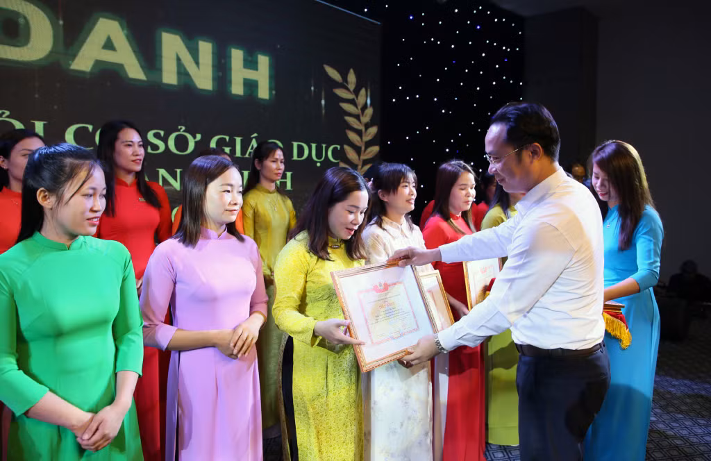 Công đoàn ngành Giáo dục tuyên dương những giáo viên vượt khó tham dự Hội thi Giáo viên dạy giỏi cấp tiểu học tỉnh Quảng Ninh, năm học 2024-2025.