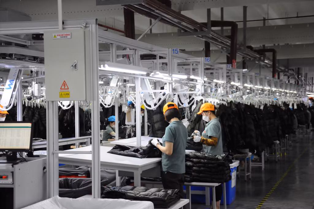 Sản xuất quần áo tại Công ty TNHH May mặc Hoa Lợi Đạt Việt Nam (KCN Cảng biển Hải Hà). Ảnh: Hữu Việt