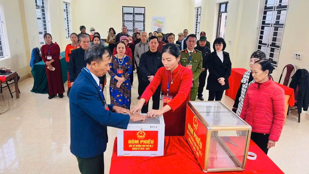 Cử tri khu Yên Sinh, phường Tràng An, TP Đông Triều bỏ phiếu bầu trưởng khu.