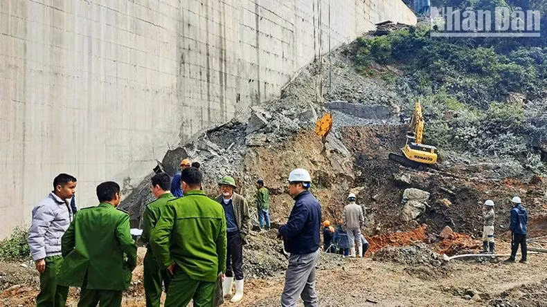 Lực lượng chức năng đang tiếp cận hiện trường tìm kiếm các nạn nhân.