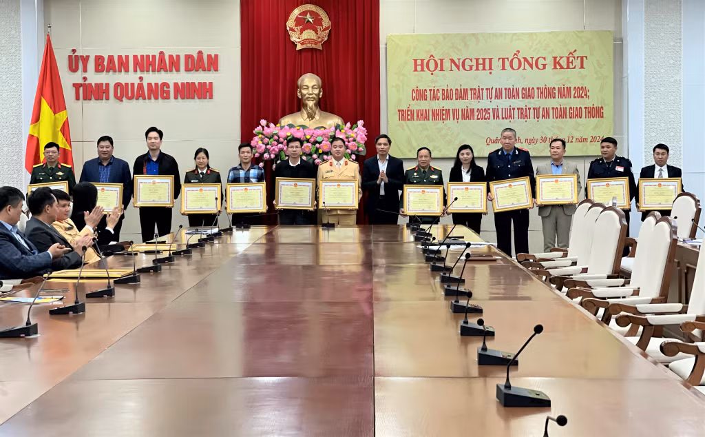 Đồng chí PCT Thường trực UBND tỉnh trao bằng khen của UBND cho các cá nhân có thành tích xuất sắc trong công tác bảo đảm TTATGT năm 2024