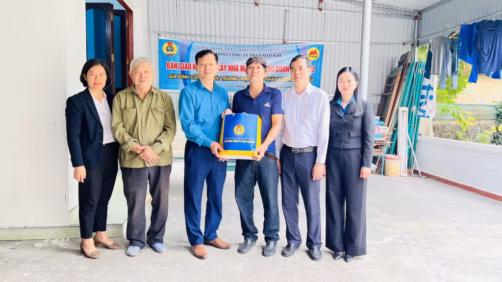 Sự quan tâm, chăm lo của lãnh đạo và Công đoàn giúp người lao động có động lực vượt khó (Công ty Than Mạo Khê tặng quà cho người lao động khó khăn của đơn vị).