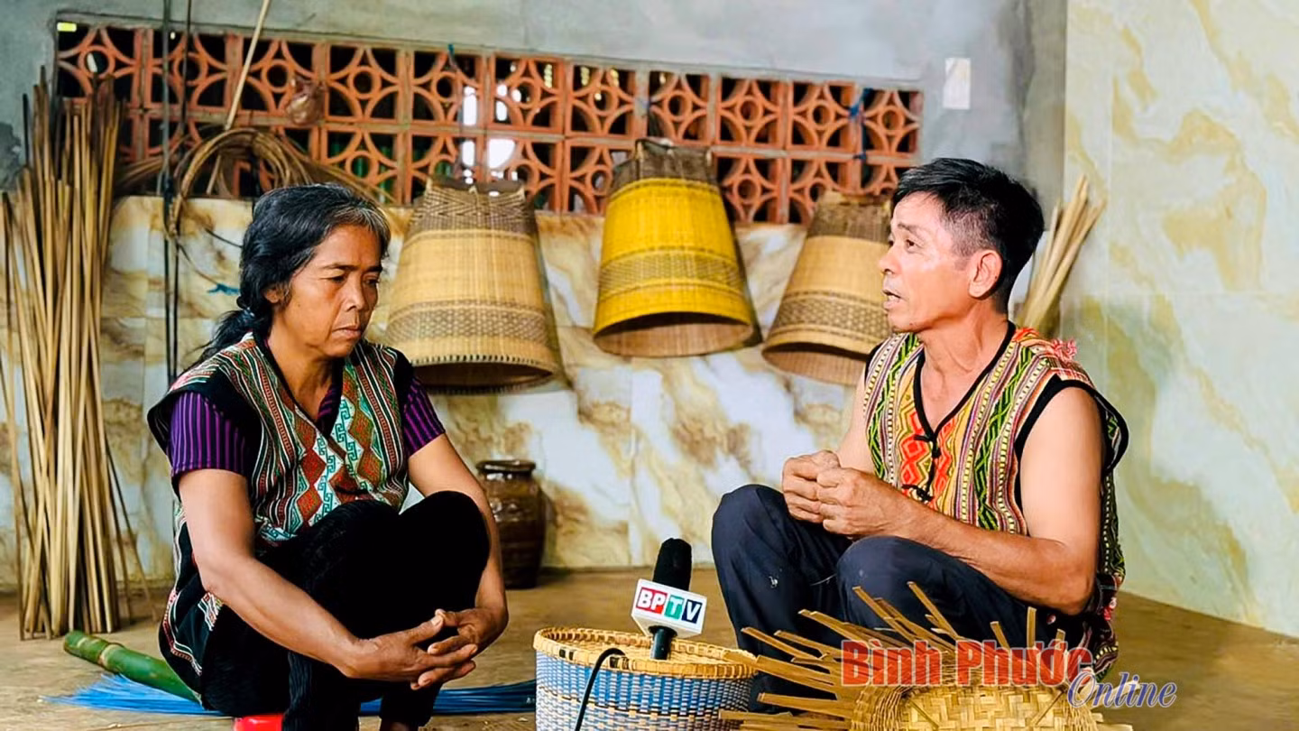 Vợ chồng anh Phạm Quốc Hưng trao đổi về kỹ thuật đan gùi