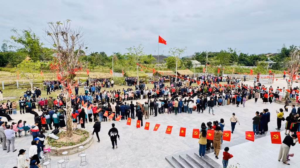 Rất đông người dân, du khách đến tham quan, trải nghiệm tại Làng Văn hóa - Du lịch dân tộc sán dìu xã Bình Dân trong ngày khai trương.