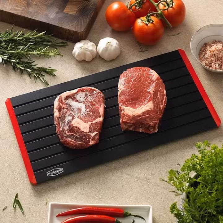 Dùng khay rã đông là một phương pháp mới giữ được độ tươi của miếng thịt. (Ảnh: Araallrecipes)