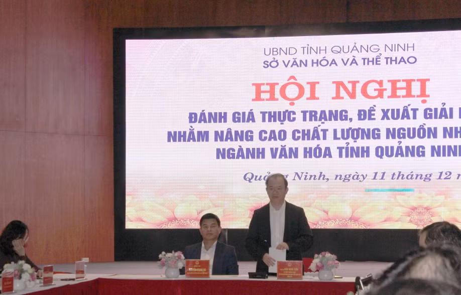 PGS.TS Bùi Hoài Sơn, Ủy viên Thường trực Ủy ban Văn hóa, Giáo dục của Quốc hội phát biểu đề dẫn và tham luận tại hội nghị.