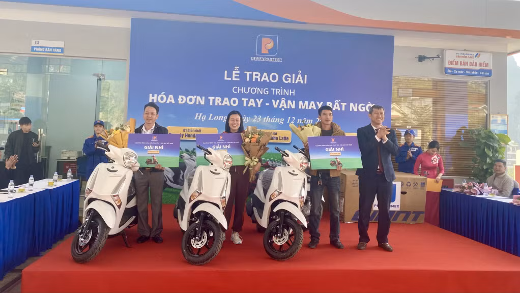 Đại diện lãnh đạo Chi nhánh xăng dầu Quảng Ninh, Công ty xăng dầu B12 trao giải 3 (mỗi giải 1 xe máy Yamaha Latte 2024 phiên bản giới hạn) cho 3 khách hàng may mắn.