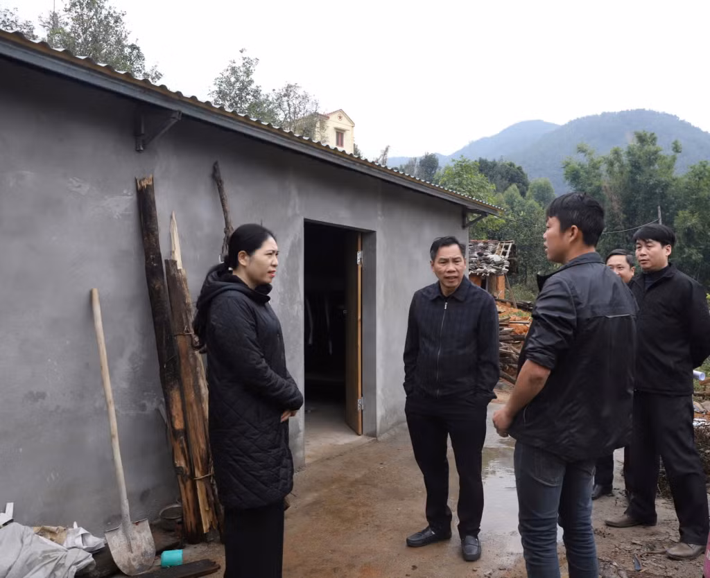 Lãnh đạo huyện Bình Liêu kiểm tra tiến độ triển khai xây mới, sửa chữa nhà ở của hộ dân bị thiệt hại do bão số 3 trên địa bàn.