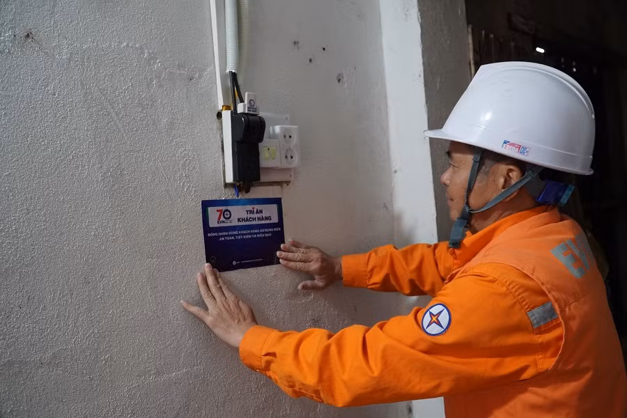 Công nhân Điện lực Tiên Yên hoàn thành việc lắp hệ thống điện mới cho hộ gia đình có hoàn cảnh khó khăn