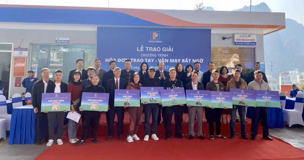 Buổi lễ trao giải “Hóa đơn trao tay – Vận may bất ngờ" diễn ra trong không khí trang trọng, phấn khởi với sự tham gia của đông đảo khách hàng may mắn.