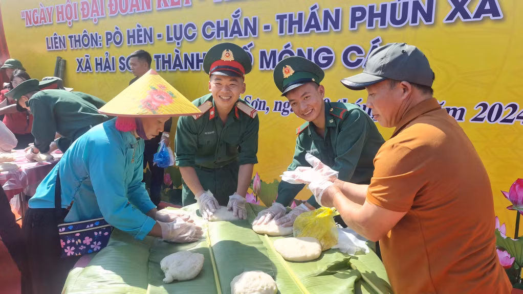 CBCS của Ban CHQS TP Móng Cái giao lưu làm bánh giày cùng nhân dân xã Hải Sơn.