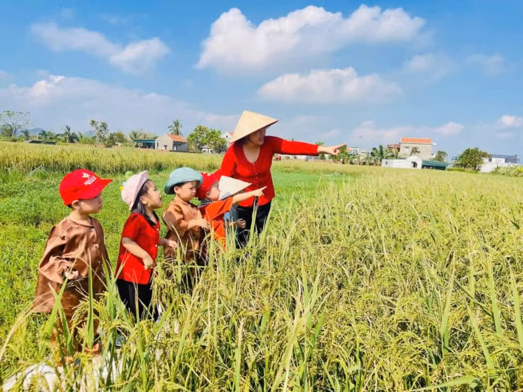 Học sinh Trường mầm non Hoa Lan – STEM Education trong một buổi học ngoại khoá.