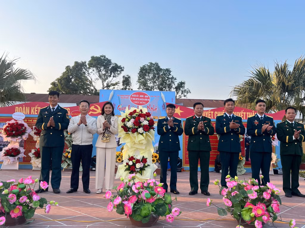 Đại diện lãnh đạo huyện Đầm Hà tặng hoa chúc mừng Trạm ra đa 28.