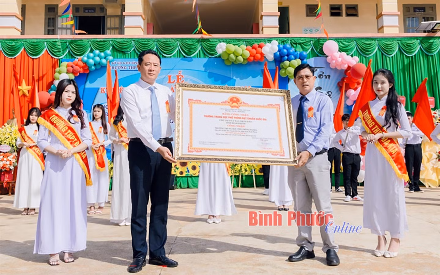 Tỉnh ủy viên, Bí thư Huyện ủy Bù Gia Mập Lý Trọng Nhân trao bằng công nhận Trường THPT Đa Kia đạt chuẩn quốc gia mức độ 1