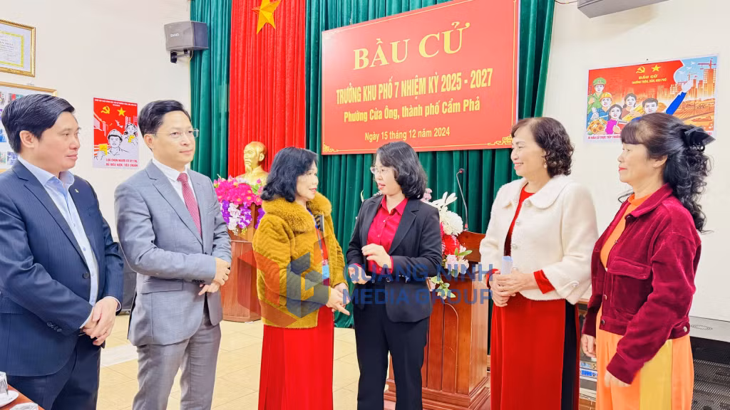 Đồng chí Trịnh Thị Minh Thanh, Phó Bí thư Thường trực Tỉnh ủy, Chủ tịch HĐND tỉnh, trao đổi với các cử tri Khu phố 7, phường Cửa Ông (TP Cẩm Phả).