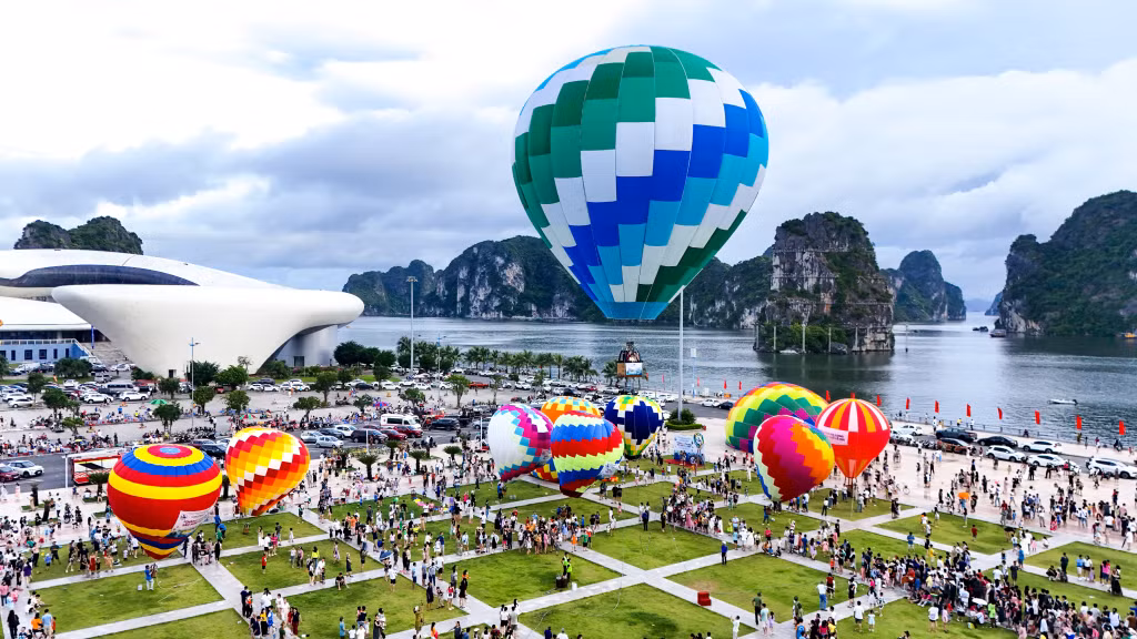 Lễ hội Khinh khí cầu với chủ đề “Thành phố Di sản - Sắc màu Hạ Long” năm 2024 cũng là một sản phẩm du lịch mới mang lại sự hấp dẫn cho đông đảo nhân dân và du khách.