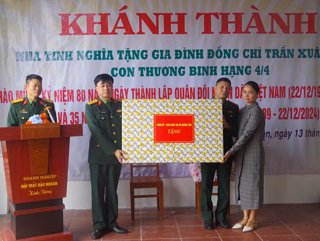 Lãnh đạo Ban CHQS TX Quảng Yên tặng quà chúc mừng gia đình đồng chí Tiến.