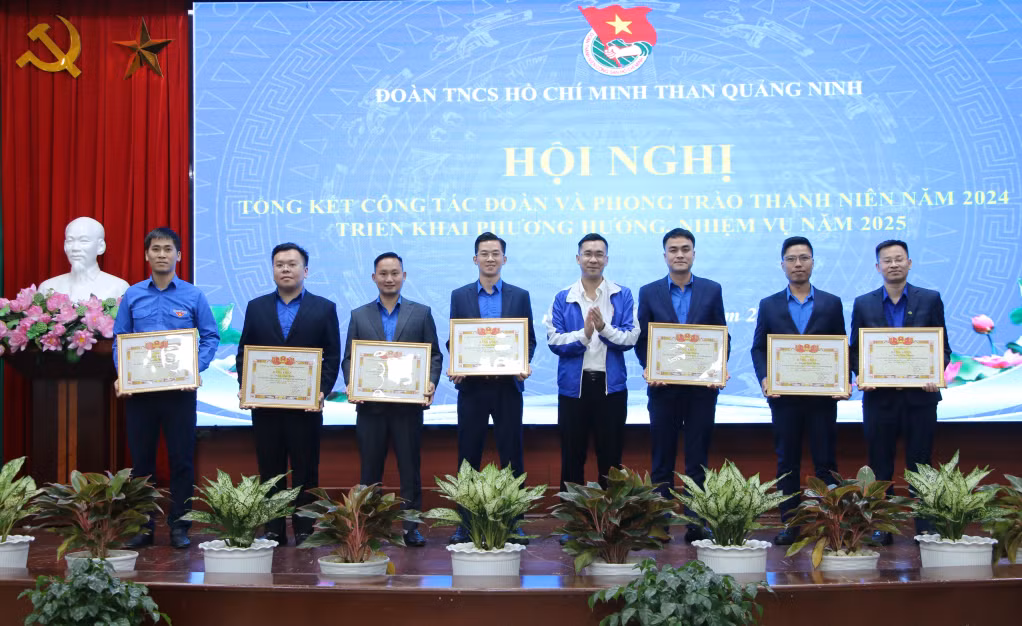 Các cá nhân có thành tích xuất sắc trong công tác Đoàn và phong trào thanh niên năm 2024 được nhận Bằng khen của Ban Chấp hành Tỉnh Đoàn.