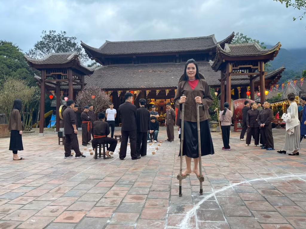 Người dân tham gia trò chơi đi cà kheo tại chương trình “Làng Việt - Tết xưa” năm 2024 tại Đình Làng Nương (xã Thượng Yên Công, TP Uông Bí).