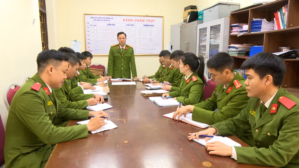 Công an TP Móng Cái họp triển khai điều tra vụ cướp giật xảy ra trên địa bàn.